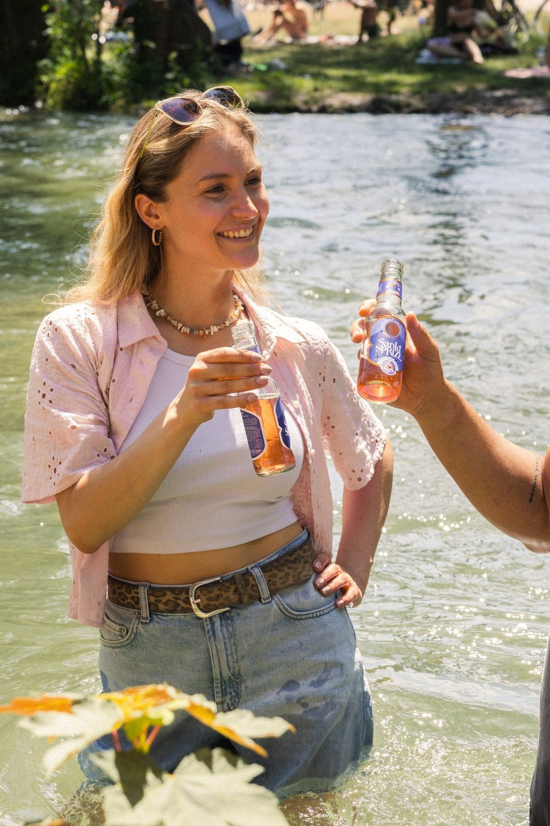 Frau mit Sankt Sprizz Senza am Eisbach in München – Foto: forStory