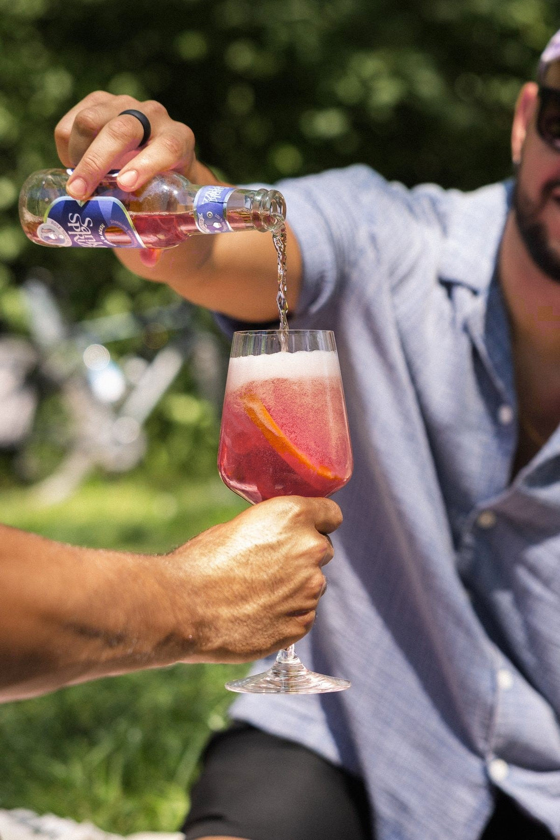 Sankt Sprizz Classic wird ins Weinglas eingeschenkt – Foto: forStory